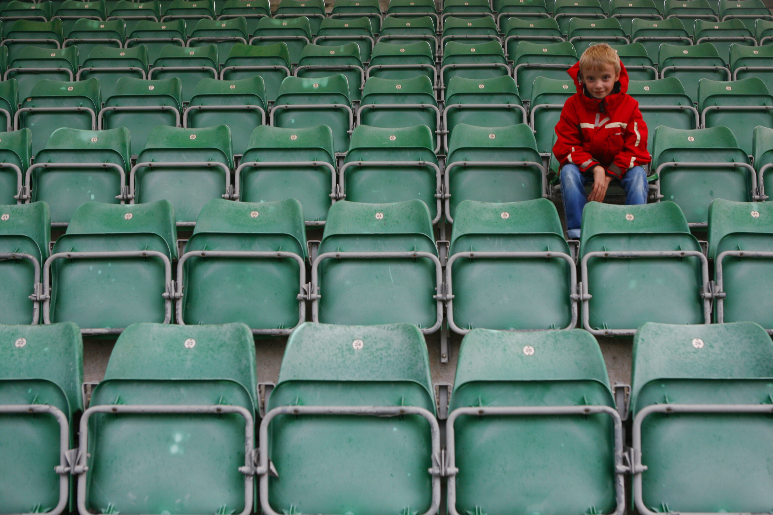 Junge im Stadion Fotograf